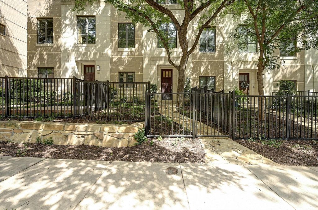 9 3210 Carlisle St Unit 9