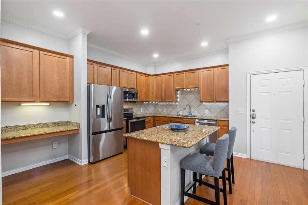 202 800 E 15th St Unit 202  