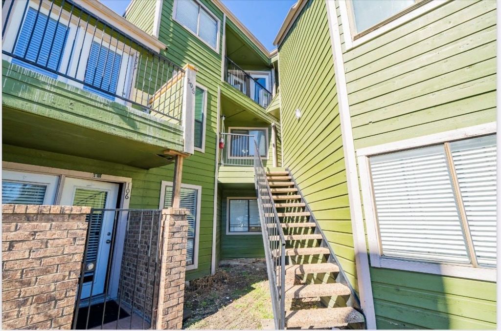 207 9837 Walnut St Unit 207