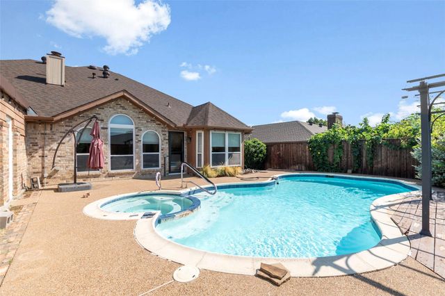 622 Meadowcrest Dr — Highland Meadows