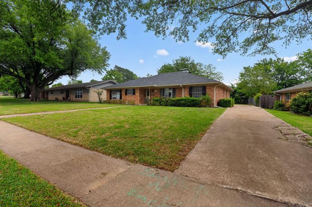 1616 W Shields Dr — Westwood 5th Add