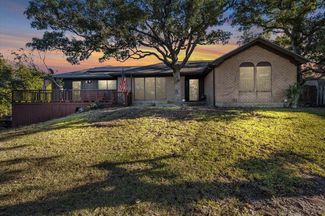837 White Oak Dr — Oakdale