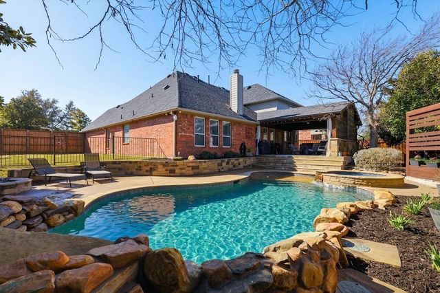 1001 Bridgeport Ln — Preston Lakes