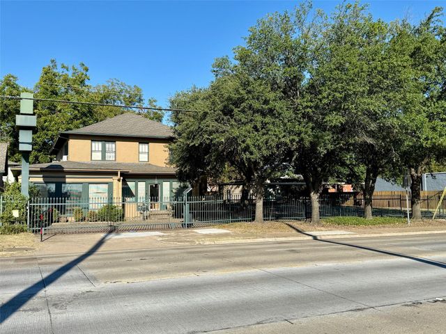 203b N Rockwall Ave — Western