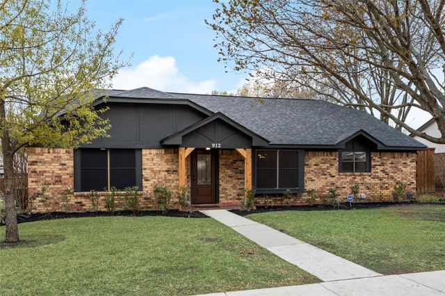 912 Sandhurst Dr — Cross Creek East 2