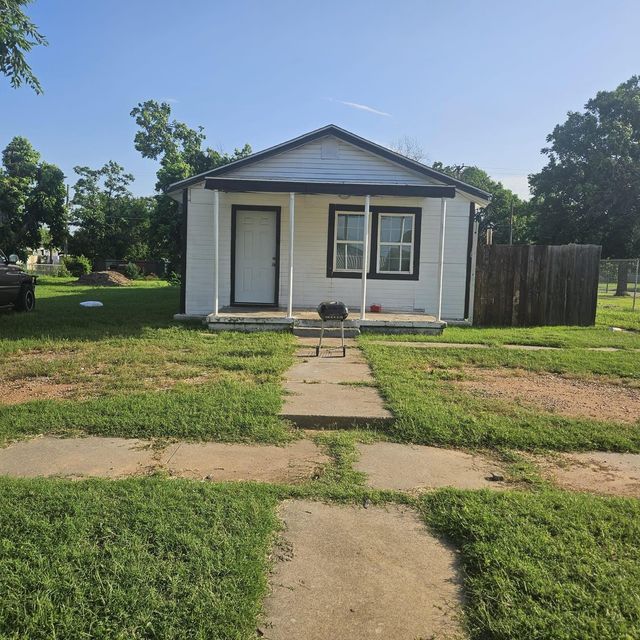 1302 N 6th St — Scotland