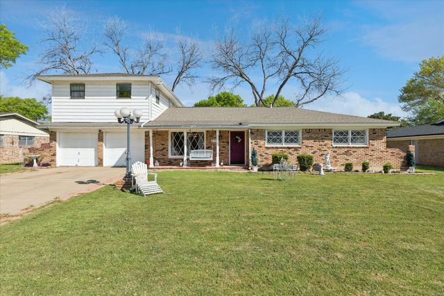 5705 Diamond Oaks Dr N — Diamond Oaks Country Club Add