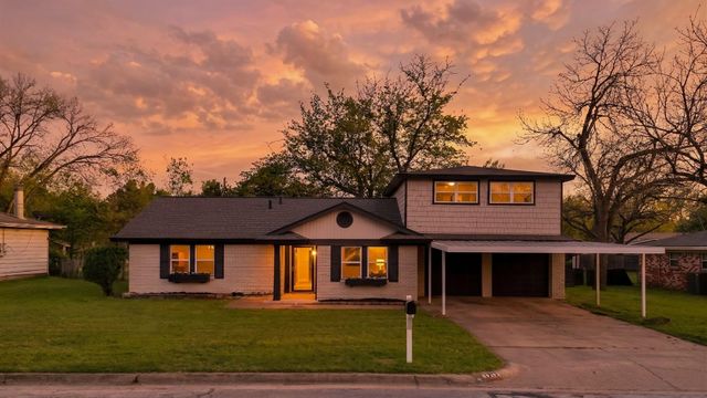 1213 Walker Dr — Walker Oaks Add