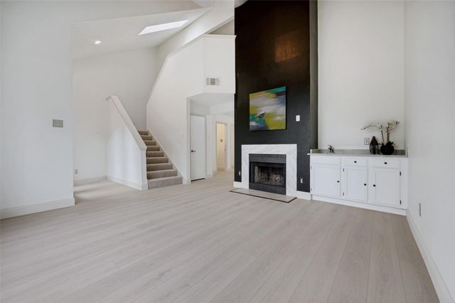815 Ventura Park — Hidden Oaks