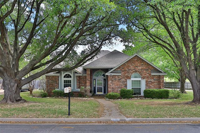 613 Regina Dr — Gross-Yowell Sub