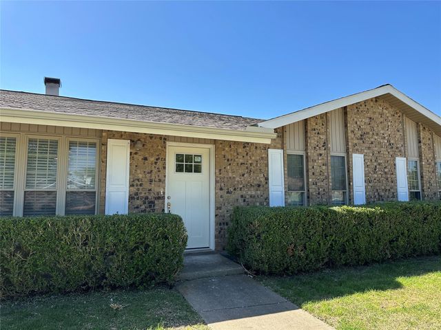 2908 Kingston Dr — Royal Oaks