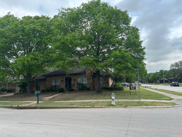 3901 W Country Club Dr — GreenwoodHills North