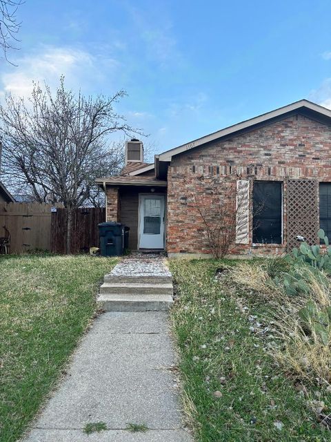 1107 Rimcrest Dr — Crest The