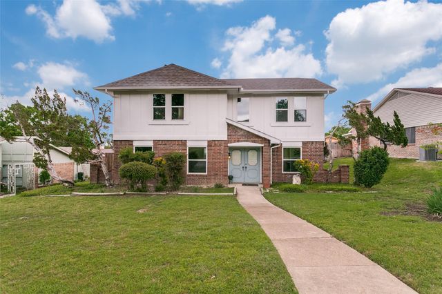 3304 Castle Dr — Royal Oaks