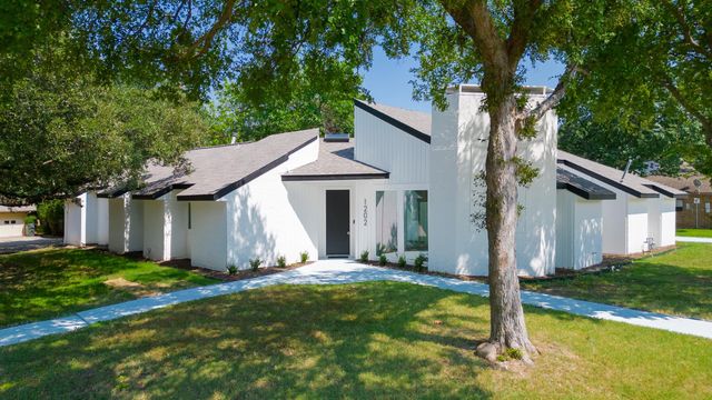 1202 Quail Hollow Dr — Club Country