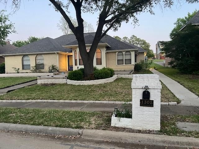 1305 Stonecreek Ct — Club Country
