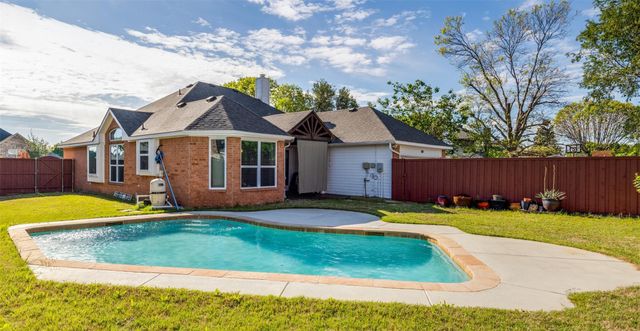 8113 Greenwood Dr — Crestwood Add