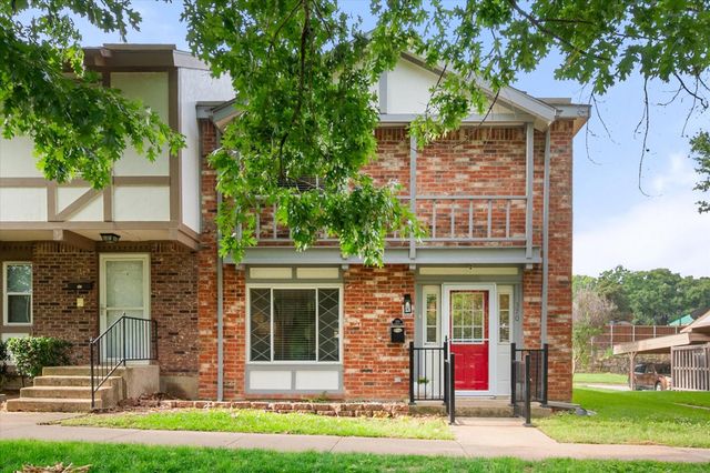 370 Westview Ter — Arlington Downs Twnhs