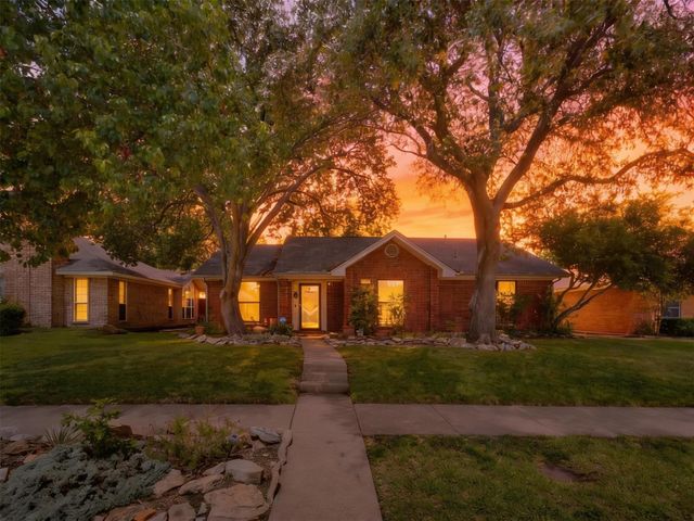 2325 Lancecrest Dr — Camelot 17