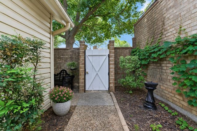 618 Castlewood Ln — Windemere Add