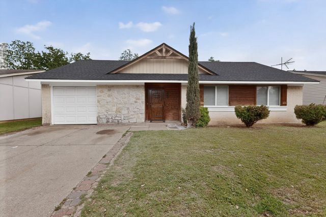 2421 Harbor Trl — Harbor Lakes West Add 02 Instl