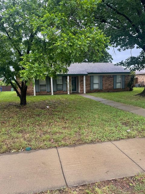 912 Navasota Dr — Northlake Estates