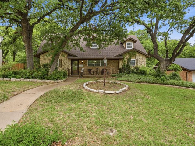2801 Oak Cliff Ln — Oaks The Arlington