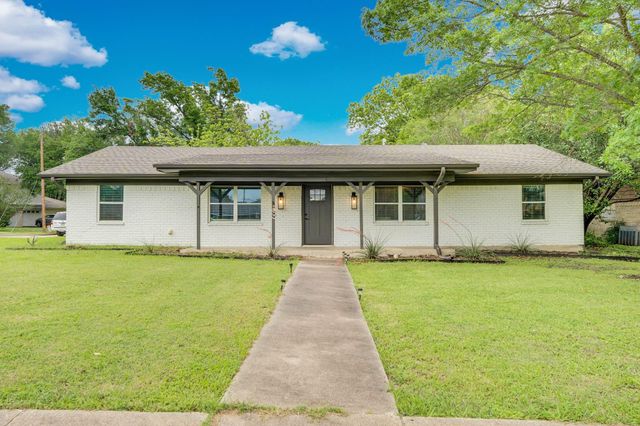 1104 Williamsburg Dr — Colonial Estate #1