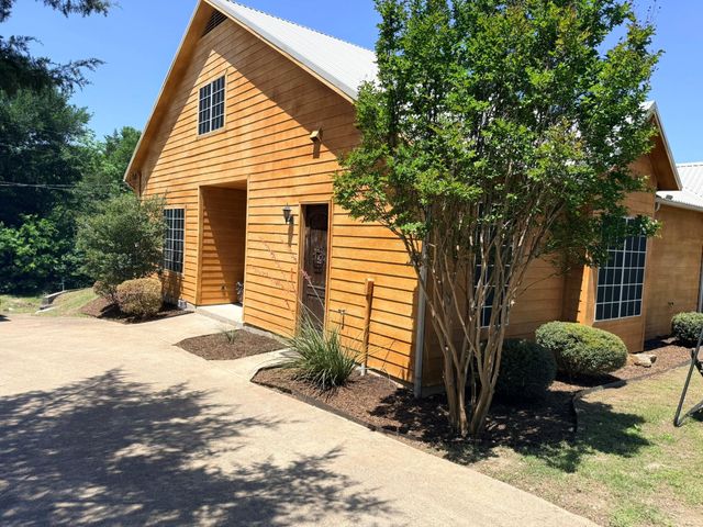 305 Twin Lakes Dr — Twin Lakes Estate