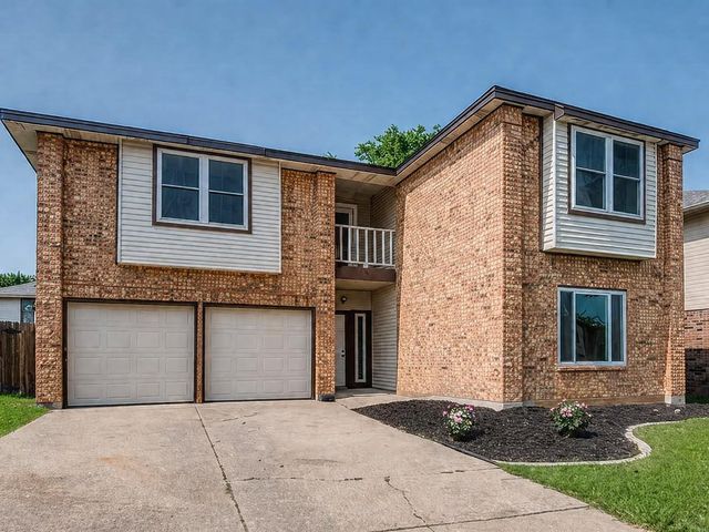 829 Foxridge Dr — Collingwood Vilage