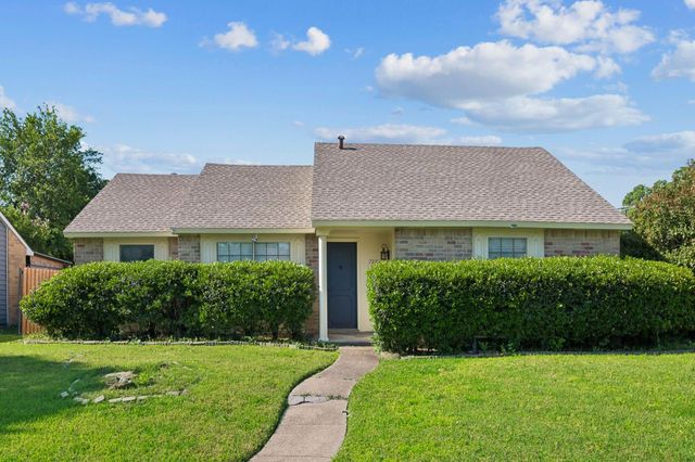 720 Lena Ct — Village Glen 02