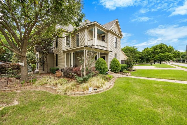 1025 W Main St — Town