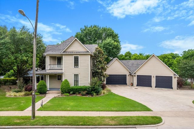 1025 W Main St — Town