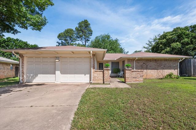 910 Cherry Laurel Ln — Charter Oaks Add