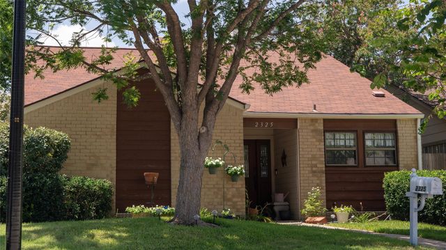 2325 Windy Dr — Park North Patio Twnhms 04