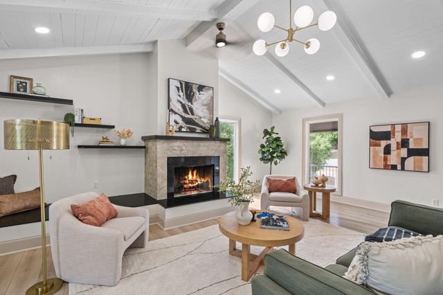 2404 Westwood Dr — Oaks The Arlington