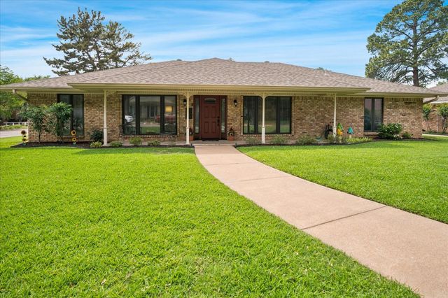 1725 Venetian Cir — Lakewood