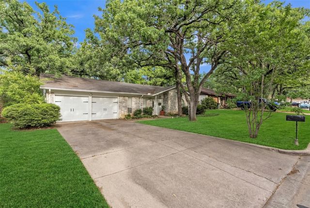 2908 Nancy Cir — Woodland West Village Add