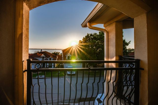 1913 Huron Dr — Lakeside Village Ph V-C