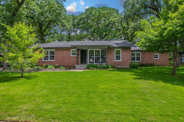 1312 W Lavender Ln — Arlington Gardens