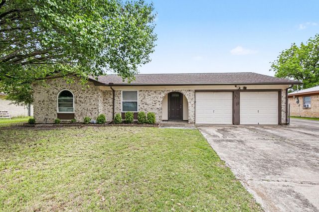902 Kerry St — Benbrook Lakeside Add