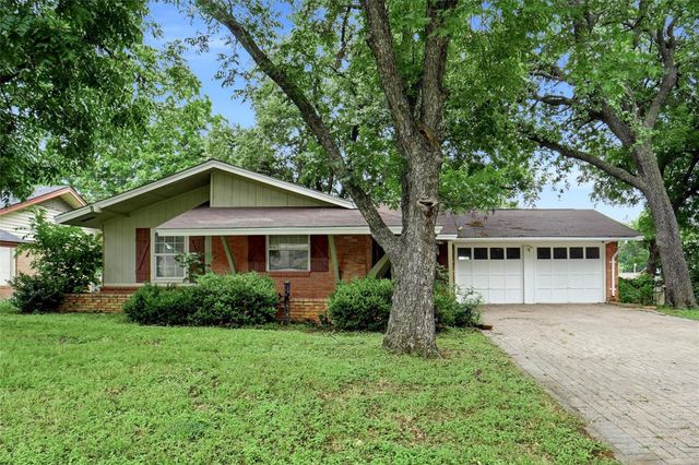 2222 Woodoak Dr — Sandalwood 02