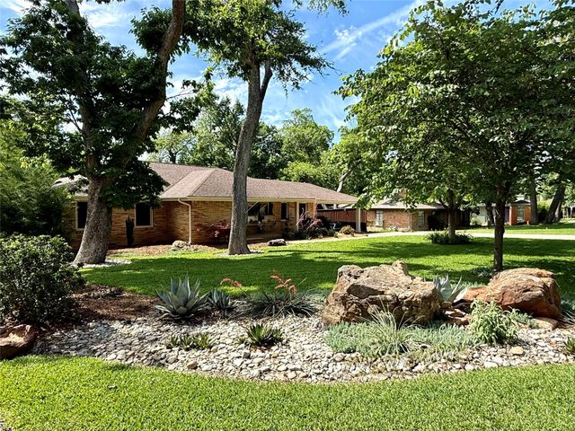 1035 Waterford Dr — Lake Park Estates