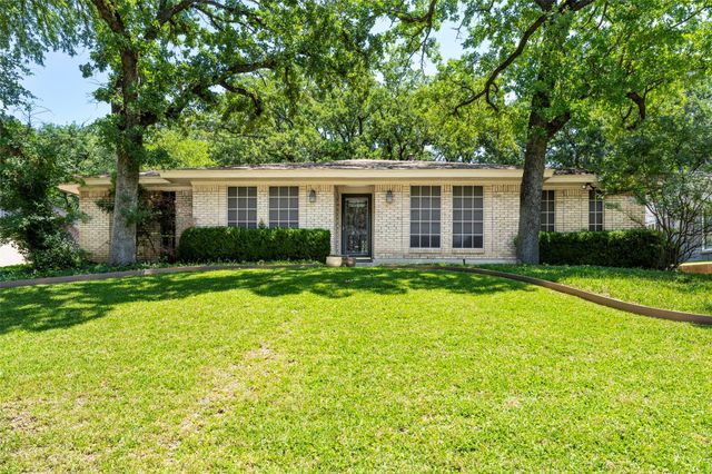 3615 Yorkshire Dr — Woodland West Estates Add