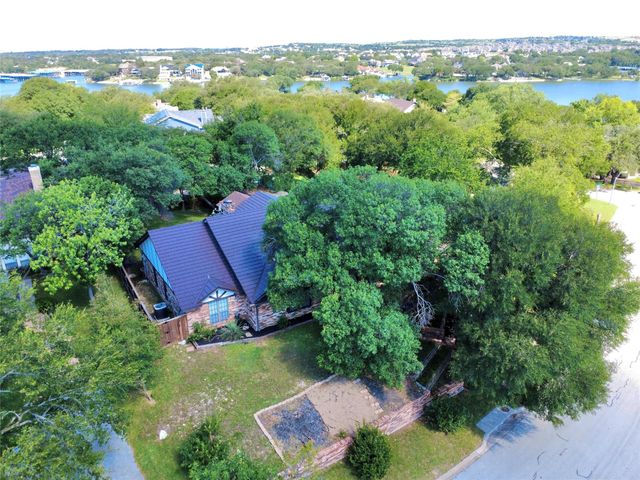 8929 Crosswind Dr — Lake Country Estates Add