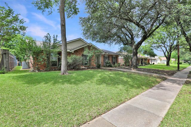 1113 Mossvine Dr — Park Forest