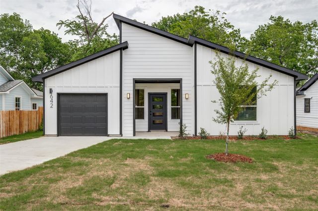 642 Bethpage Ave — Home Gardens