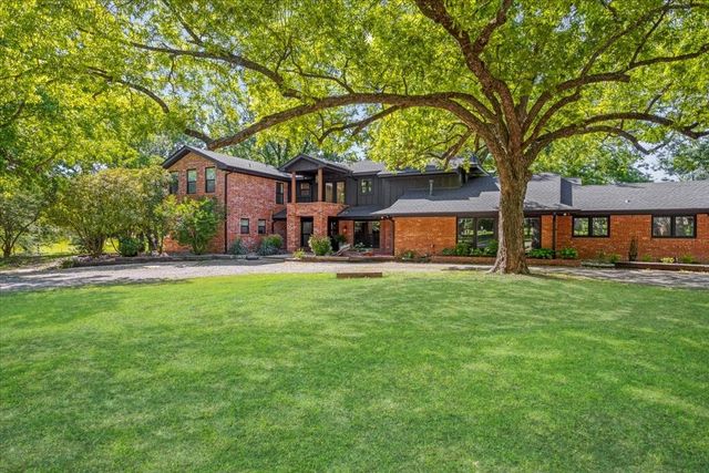 1000 Yorkshire Dr — Windsor Place Add