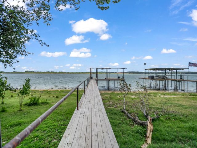 1011 E Lake Dr — Lake Weatherford