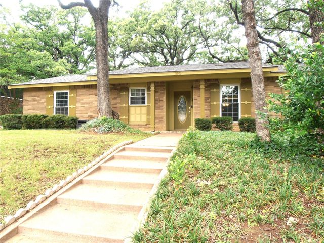 2911 Norwood Ln — Woodland West Add